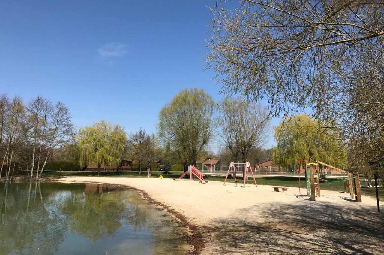 Le Chalet Du Lac - Domaine De La Goujonne Saint-Sauveur-les-Bray ภายนอก รูปภาพ